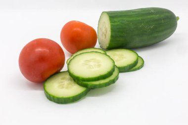 Beyaz arka planda domates ve salatalık dilimleri