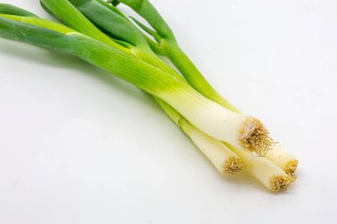 Bir stüdyo, beyaz arka planda taze soğan ve soğan fotoğrafı izole etti.