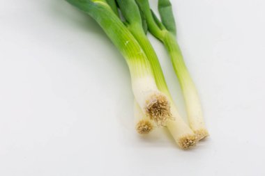 Beyaz arka planda taze soğan ve soğan çekimleri.