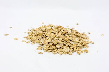 Beyaz arka planda kurumuş yulaf