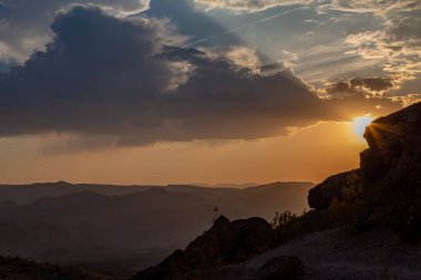 Sunset 'teki Büyük Kanyon' a bakıyorum.