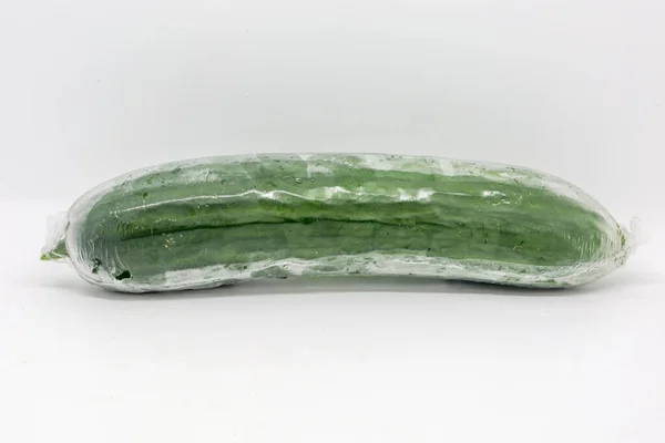 Pepino Inteiro Embrulhado Plástico — Fotografia de Stock