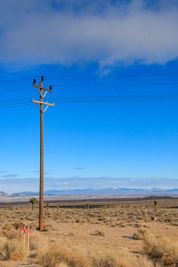 Uzak bir Manzaradaki Tepeüstü Kablolar