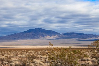 Nevada 'da bulutlu bir gökyüzü olan uzak bir dağ manzarası