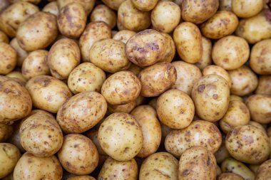 Bir markette satılık patates bolluğunun tam kare fotoğrafı.