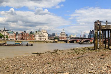Thames nehrinin kıyısından Londra Manzarası