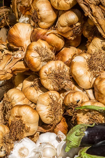 Spousta Uzených Česnekových Cibulí Prodej Venkovním Trhu Stánku — Stock fotografie