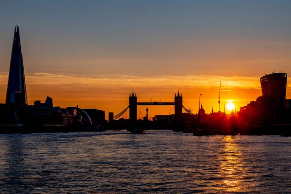 Silhouetted Здания Вдоль Реки Темзы Лондоне Закате — стоковое фото