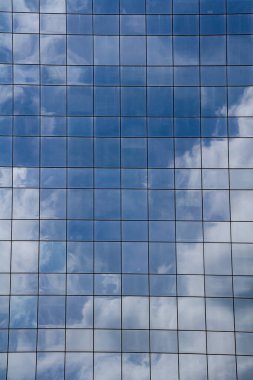 Pencerelerdeki Bulut Yansımaları