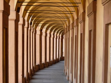 Kemerlerin arasından bakıyorum, Bologna