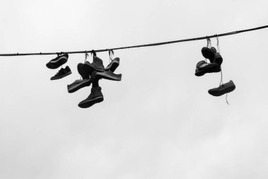 Kablodan sarkan ayakkabılar