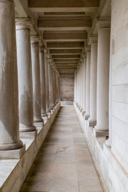 Taş kolonlardan oluşan kapalı bir yürüyüş yolu.