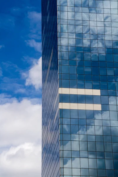 Nubes Reflejadas Ventanas — Foto de Stock