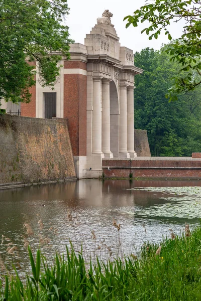 Blick Auf Das Menin Tor Ypern Mit Dem Fluss Davor — Stockfoto