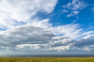 Sussex 'in güney yamaçlarında dramatik bulutlar ve mavi gökyüzü