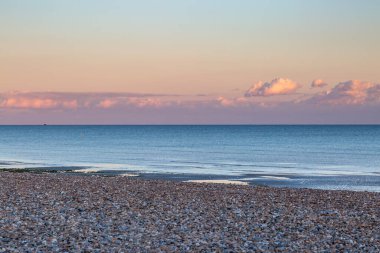 Gün batımında Sussex 'teki Worthing plajından denize bakıyorum.