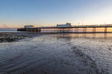 Sussex 'teki Worthing İskelesi, gün batımında sular çekildiğinde