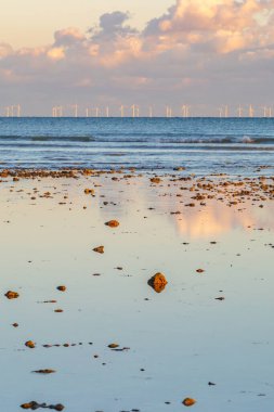 Gün batımında deniz manzarası, Worthing sahilinden alçak gelgitte