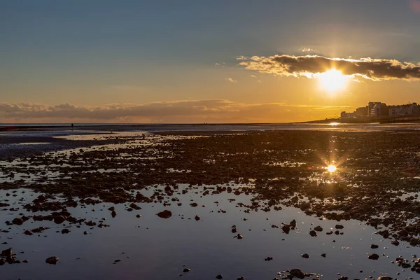 Puesta Sol Playa Durante Marea Baja Worthing Sussex —  Fotos de Stock