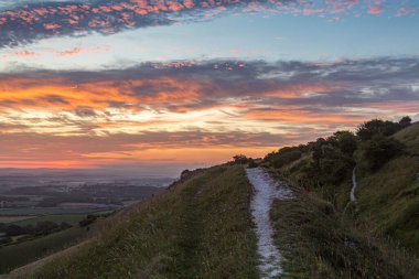 Gündoğumunda Güney Downs 'taki Ditchling Beacon' da bir tebeşir yolu.