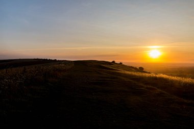 Sussex 'te, Ditchling Beacon' da gün batımı boyunca