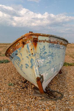 Kent Dungeness sahilinde eski bir balıkçı teknesi.