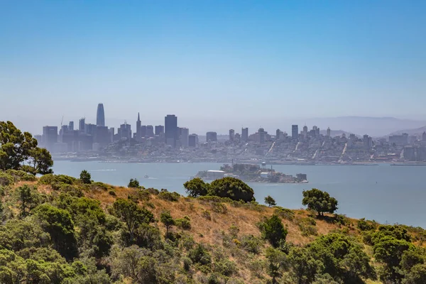 天使の島から撮影されたアルカトラズとサンフランシスコのスカイラインの景色 — ストック写真