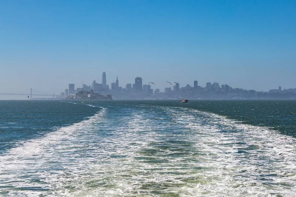 Terugkijkend Het Eiland Alcatraz Stad San Francisco Vanaf Een Veerboot — Stockfoto