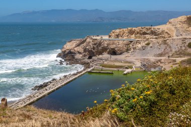 Sutro Hamamlarının yıkıntılarına bakıyorum, San Francisco yakınlarındaki California sahillerine.