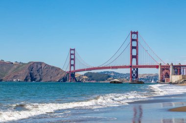 San Francisco 'daki Golden Gate Köprüsü. Güneşli bir yaz gününde Baker Sahili' nden izleniyor.