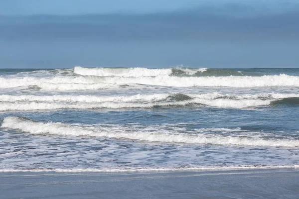 Хвилі Березі Океану Синім Небом Над Головою — стокове фото