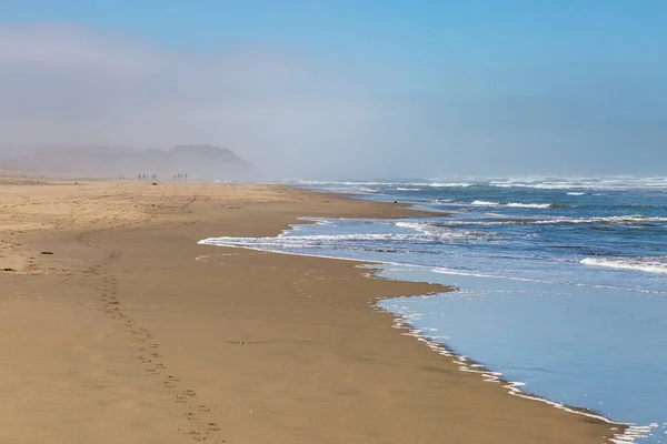 サンフランシスコの霧の海のビーチ夏の朝 — ストック写真