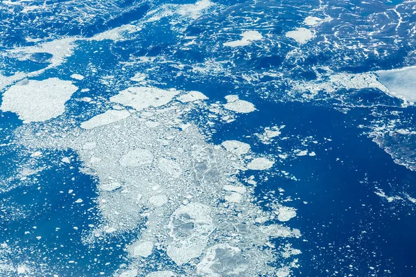 从飞机的飞行甲板俯瞰着一个遥远的冰冻景观 — 图库照片