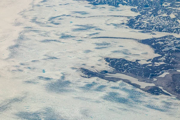 飛行機から撮影された凍ったグリーンランドの風景の空中風景 — ストック写真