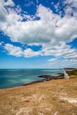 Güneşli bir yaz gününde Güney Downs Yolu 'ndan Seven Sisters Cliffs ve deniz manzarası