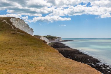 Güneşli bir yaz gününde Güney Downs Yolu 'ndan Seven Sisters Cliffs ve deniz manzarası