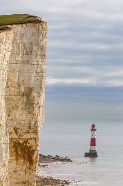 Tebeşir kayalıkları ve deniz feneri, Sussex sahilindeki Beachy Head 'de.