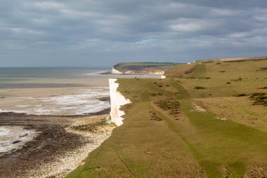 Sussex sahili boyunca Seven Sisters kayalıklarından Cuckmere Haven 'a doğru bir manzara.