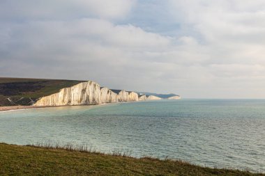 Sussex 'teki Seven Sisters Kayalıkları, güneşli bir kış gününde