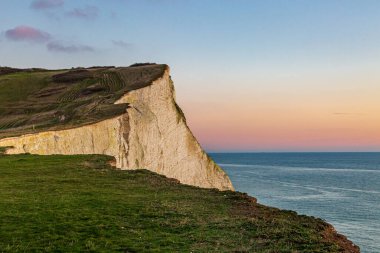 Sussex, Seaford 'daki tebeşir kayalıklarından yansıyan akşam ışığı.