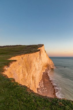 Okyanusun üzerinde gün batımı, Sussex, Seaford 'daki tebeşir kayalıklarından izlendi.