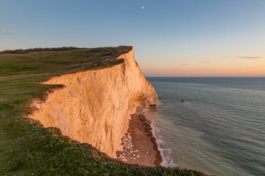 Okyanusun üzerinde gün batımı, Sussex, Seaford 'daki tebeşir kayalıklarından izlendi.