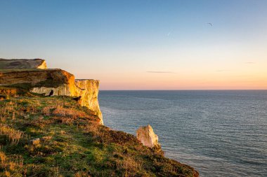 Gün batımında okyanusa bakıyorum, Seaford 'daki kayalıklardan, Sussex' teki