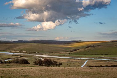 Sussex 'te bir yaz akşamında Cuckmere Nehri' ne bakıyorum.