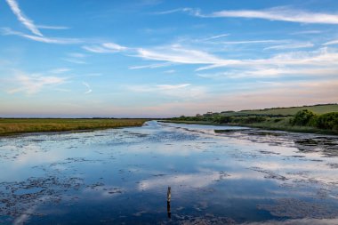 Sussex 'teki Cuckmere Nehri' ndeki yansımalar, akşam ışığı...