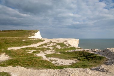 Sussex, Seaford 'daki tebeşir kayalıklarından denize bakıyorum.