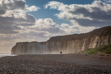Tebeşir kayalıkları ve Sussex Newhaven 'daki çakıl taşı plajı rüzgarlı bir bahar günü