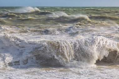 Şiddetli rüzgarlar eserken dalgalı deniz, Newhaven, Sussex 'te
