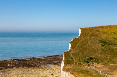 Güneşli bir yaz sabahında Sussex kıyısındaki tebeşir kayalıkları