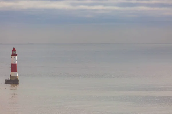 Sussex Kıyısındaki Deniz Feneri Etrafını Saran Sakin Sular — Stok fotoğraf